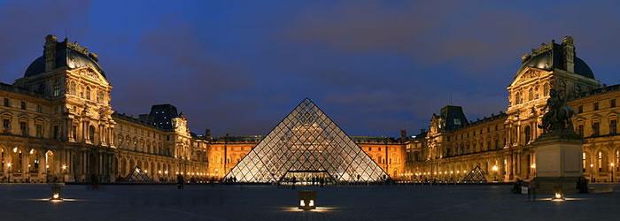 Paris Lights sparkle outside the Louvre in Paris. Credit: Benh Lieu Song [CC-BY-SA-3.0], via Wikimedia Commons